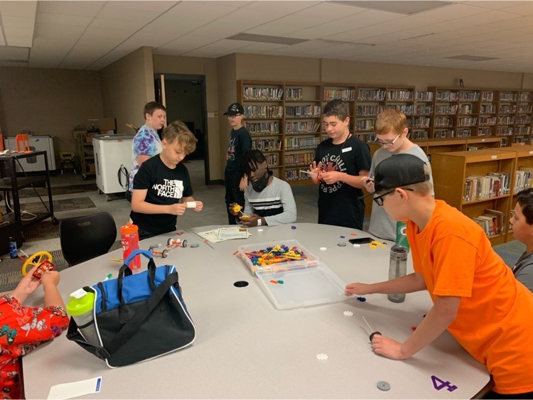 students building with K’nex